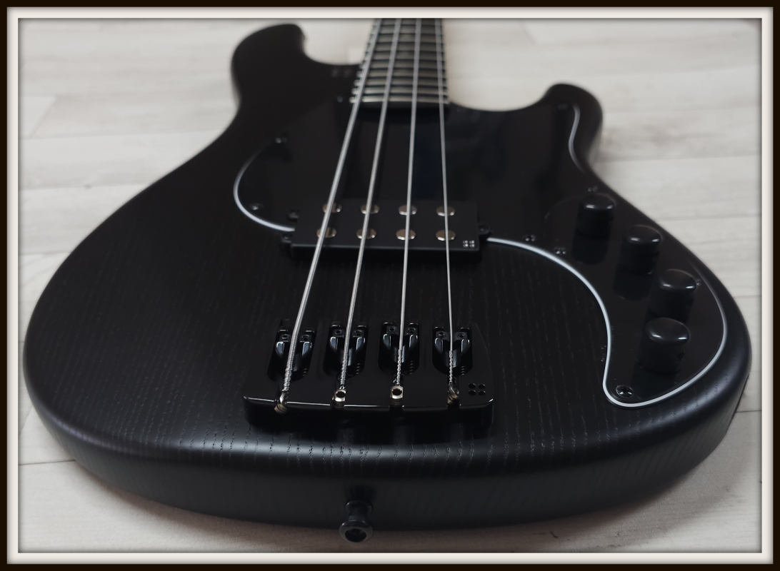 Sandberg California II Central 4 Ebony, Open Pore Black